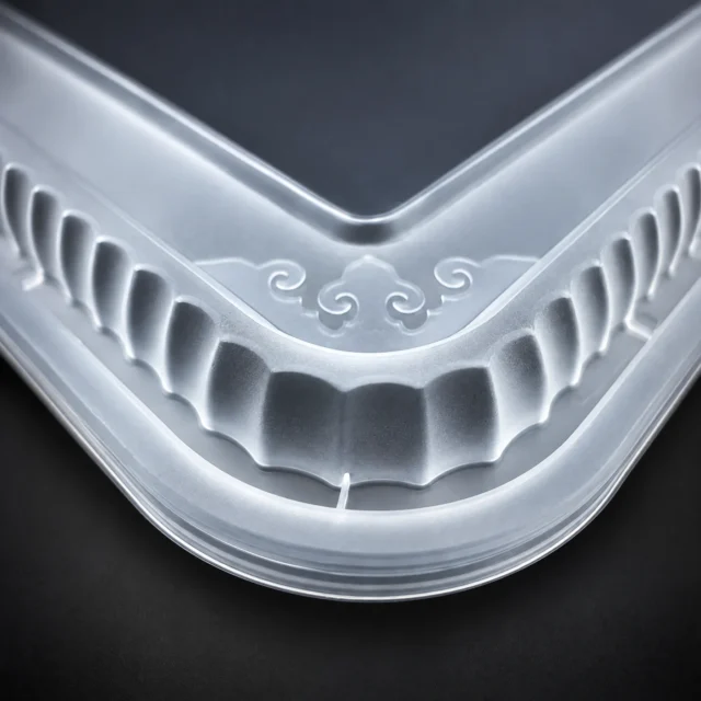 Molded decoration and reinforced rim
